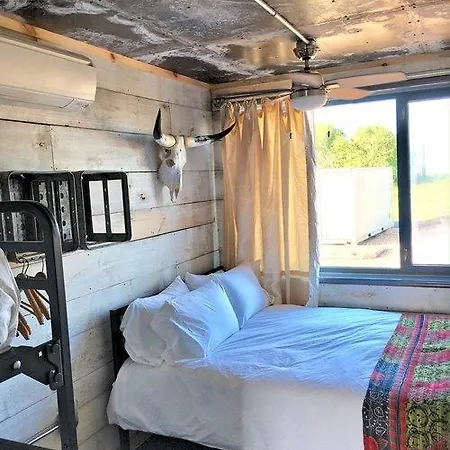 Flophouze Shipping Container Hotel - Houze 5